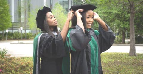 Se convierten en la primera madre e hija en graduarse juntas en la escuela de medicina