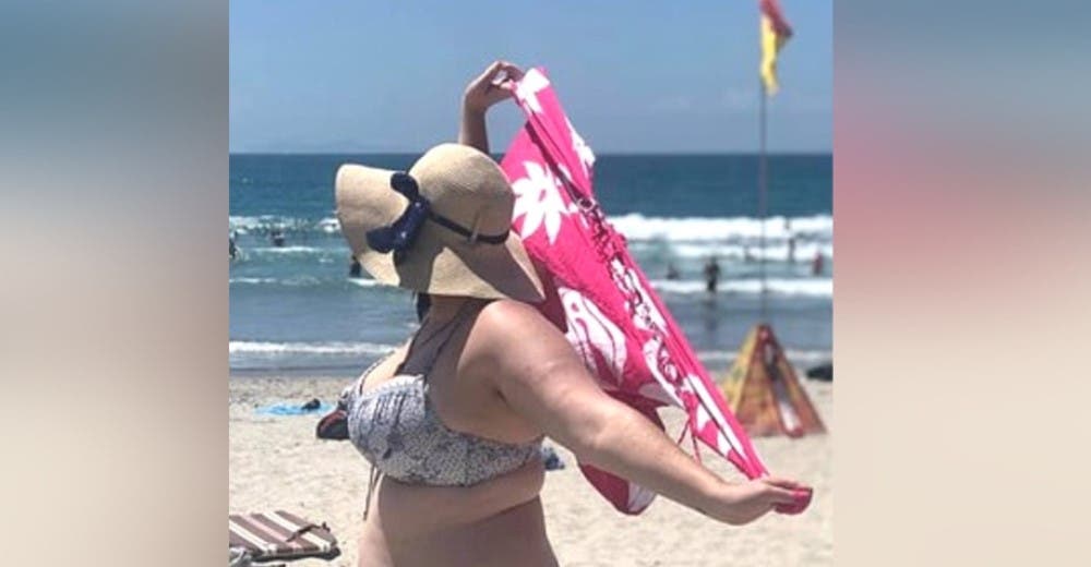 Se dirige a quienes se rieron cuando se atrevió a quitarse el pareo en la playa Se dirige a quienes se rieron cuando se atrevió a quitarse el pareo en la playa