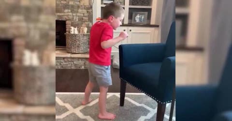 Graba cuando su hijo de 5 años da sus primeros pasos después de que le dijeron que no caminaría