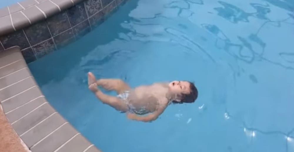 Se alarma al ver a su bebé de 12 meses flotando solo en la piscina Se alarma al ver a su bebé de 12 meses flotando solo en la piscina