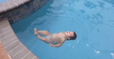 Se alarma al ver a su bebé de 12 meses flotando solo en la piscina