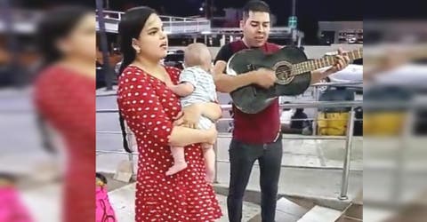 Una pareja se ve obligada a salir a cantar a las calles para poder alimentar a su bebé