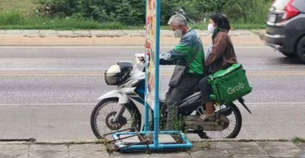 Difunden cómo trabaja esta pareja de ancianos en moto repartiendo comida en plena pandemia Difunden cómo trabaja esta pareja de ancianos en moto repartiendo comida en plena pandemia