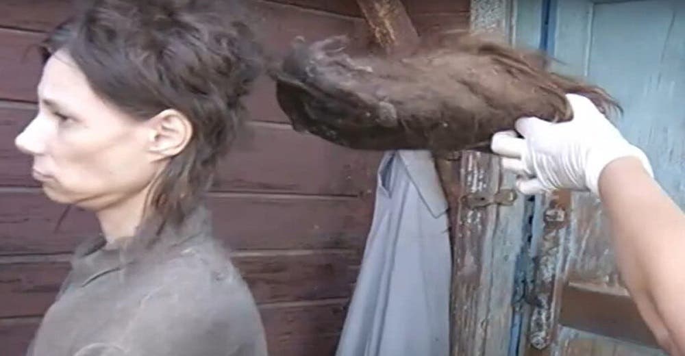 Logra huir de la casa en la que su madre la mantuvo cautiva durante 26 años Logra huir de la casa en la que su madre la mantuvo cautiva durante 26 años