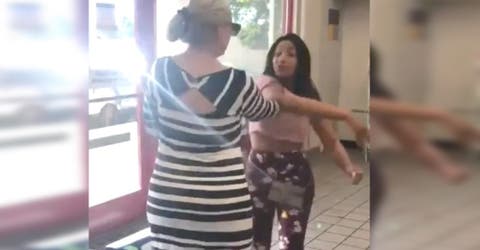 Se defiende de la mujer que le ofreció insultos racistas en una tienda y difunden el vídeo