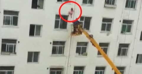 Una niña de 6 años cuelga de una tubería de desagüe entre el quinto y sexto piso de un edificio