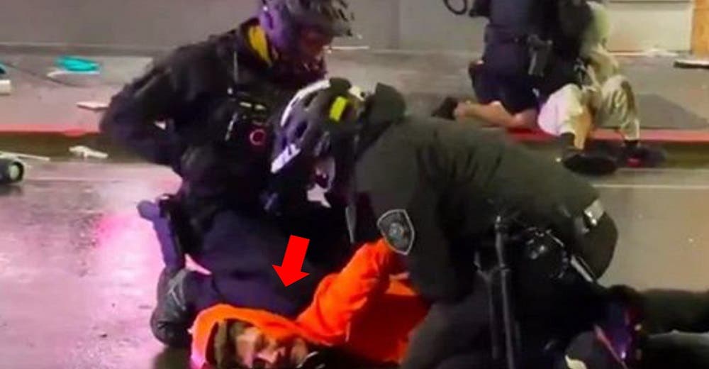 Graban a un policía haciendo lo mismo que causó la muerte de George Floyd a varios sospechosos Graban a un policía haciendo lo mismo que causó la muerte de George Floyd a varios sospechosos