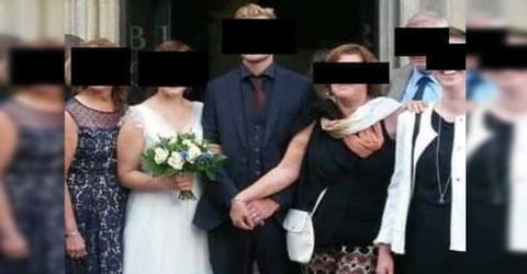 “Yo también soy su mujer”- Su posesiva suegra le impide agarrar a su esposo en la boda