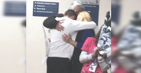 Un joven de 19 años rompe en llanto abrazando a su familia tras sobrevivir a lo peor