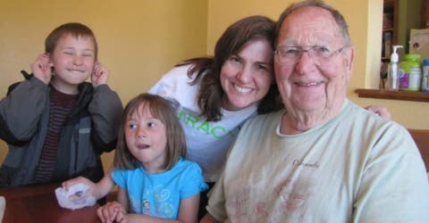 «Soy libre» – A los 90 años le confiesa a su familia que su verdadero amor es otro hombre