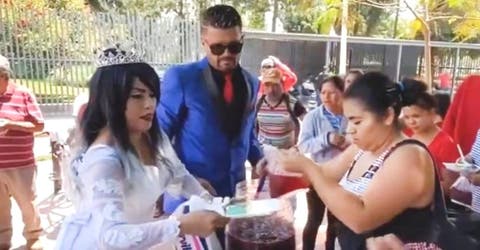 Captan a una pareja que se deshace de todo el banquete de su boda