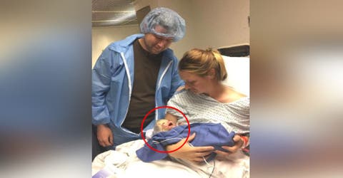 Cuando el padre muestra a su bebé recién nacida a las 34 semanas todos se quedan paralizados