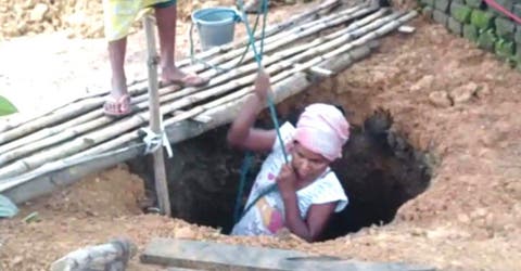 Cava un pozo para que su madre enferma pueda acceder al agua sin caminar kilómetros