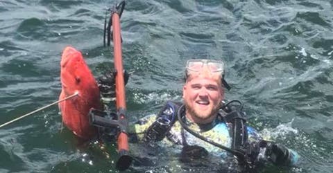 Se queda atrapado en una red «y lo pescan» por error mientras practicaba buceo