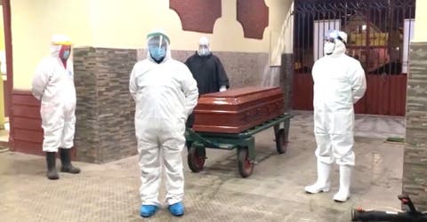 Los empleados del cementerio le rinden homenaje a un fallecido del que nadie se fue a despedir