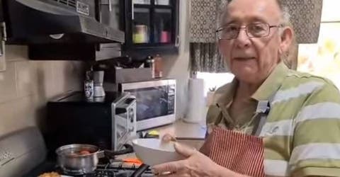 Pierde su trabajo a los 79 años y se reinventa enseñando recetas de cocina en YouTube