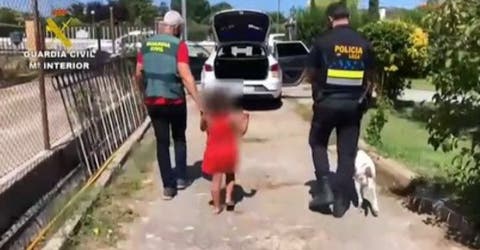 La policía rescata a una niña de 7 años que lloraba abandonada en una carretera