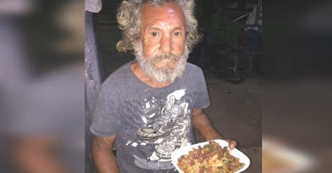 Un abuelo sin hogar pide algo de comer y le dan arroz mezclado con comida para perros