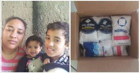 Engañan al niño que trabaja en la calle y le dan varios kilos de sal en una «caja de alimentos»