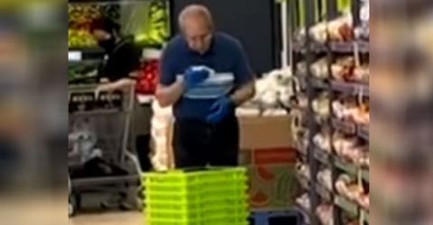 Graba cómo un empleado del supermercado limpia las canastas usando su propia saliva