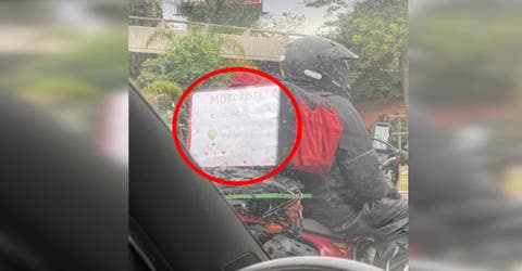 Una conductora llora al leer el mensaje que la hija de un repartidor pegó en su mochila