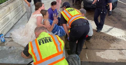 Vestida de novia se detiene para salvar la vida de una mujer que yacía en la calle