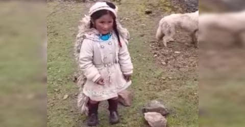 Una humilde niña dramatiza el cuento del lobo y la oveja para enviárselo a su maestra