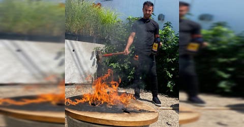 Quema la mesa de su restaurante en la que se sentaban 2 clientes culpables de graves delitos