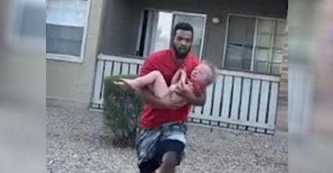 Atrapa a un niño de 3 años cuando su mamá intentó salvarlo arrojándolo desde el balcón