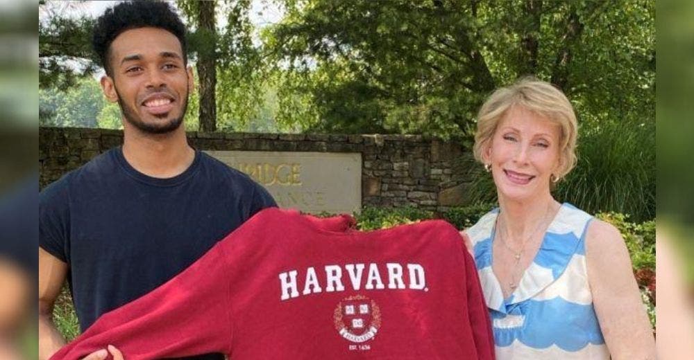 El joven abandonado por su madre calla la boca de quienes lo subestimaron entrando en Harvard