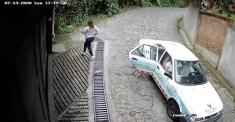 Una mujer se baja de un taxi para robarse el presente que le habían dejado frente a su casa