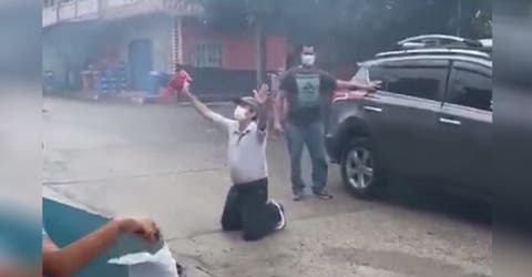 Se arrodilla en medio de la calle para agradecer que la vida le dio una segunda oportunidad