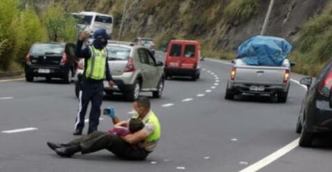 Captan a un policía sentado en plena carretera con un niño de 4 años que lloraba desconsolado