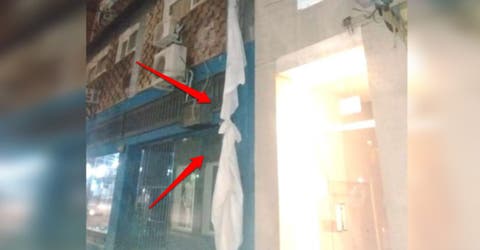 Huye por la ventana del hotel donde permanecía confinado trepando por las sábanas