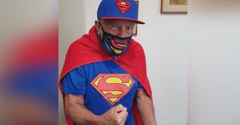 Un abuelo de 83 años improvisa un disfraz de Superman para amenazar a los vecinos