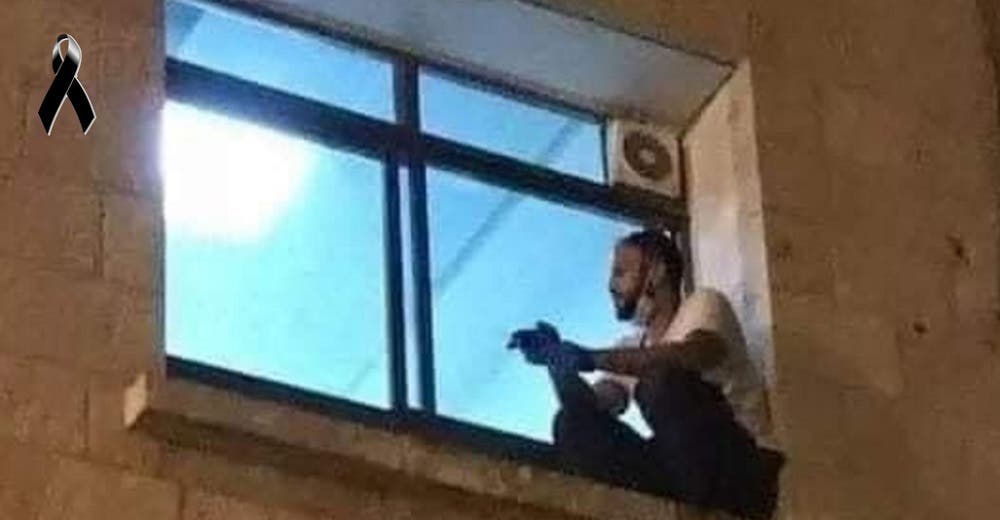 Escala cada noche por la ventana de la UCI para ver a su madre enferma por Covid, hasta su final Escala cada noche por la ventana de la UCI para ver a su madre enferma por Covid, hasta su final