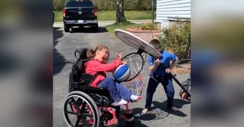 «Tú puedes» – Se esfuerza por ayudar a su hermanita discapacitada a encestar el balón