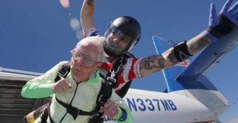 Causa conmoción al saltar desde un avión a los 103 años