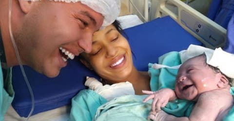 Una bebé reacciona al reconocer la voz de su papá minutos después de nacer