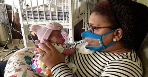Se encuentra por primera vez con su bebé en el hospital sin saber que era fotografiada
