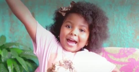 La niña de 4 años emociona a miles de personas con su vídeo pidiendo que vayan a donde vive