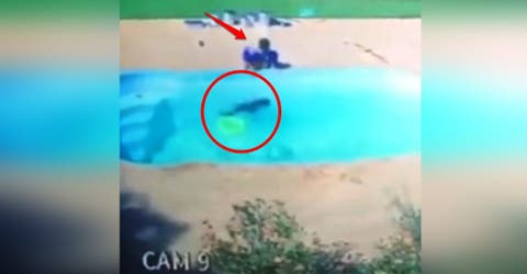 Un niño de 3 años intenta salvar a su amigo de la misma edad que cayó a la piscina por accidente