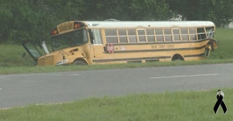 Choca contra un autobús escolar pero usa sus últimas fuerzas para poner a salvo a todos los niños