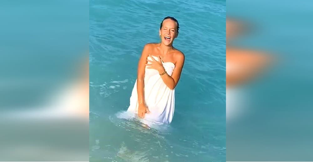 Difunde el vídeo del momento en el que su novia se quedó sin bikini en el mar por su culpa
