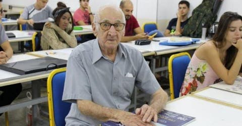 A los 92 años encuentra consuelo estudiando para graduarse de arquitecto