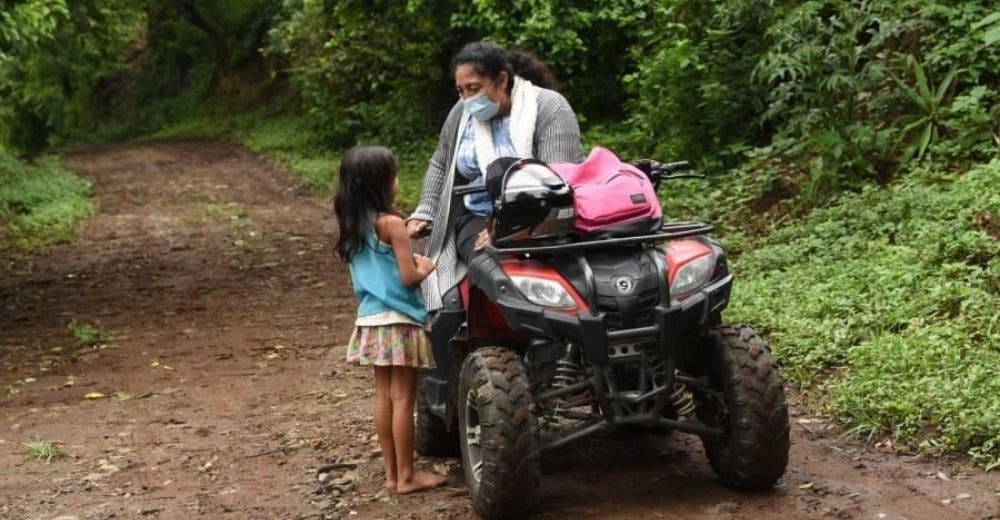 Una maestra de 50 años se arriesga a trasladarse en moto en un caserío para ayudar a sus alumnos Una maestra de 50 años se arriesga a trasladarse en moto en un caserío para ayudar a sus alumnos
