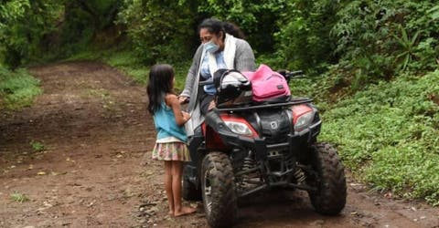 Una maestra de 50 años se arriesga a trasladarse en moto en un caserío para ayudar a sus alumnos