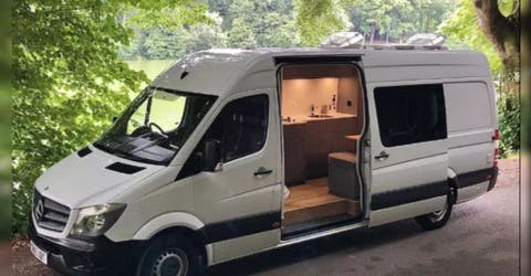 Transforma una vieja furgoneta en una lujosa caravana que es la envidia de todos