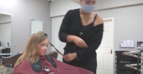 Atienden a un niño de 10 años en la peluquería y terminan conmovidos