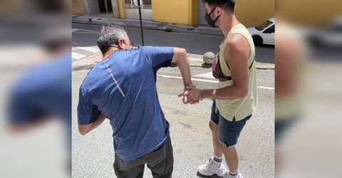 Su suegro lo ayuda a vencer el miedo a caminar de la mano de su hijo en la calle
